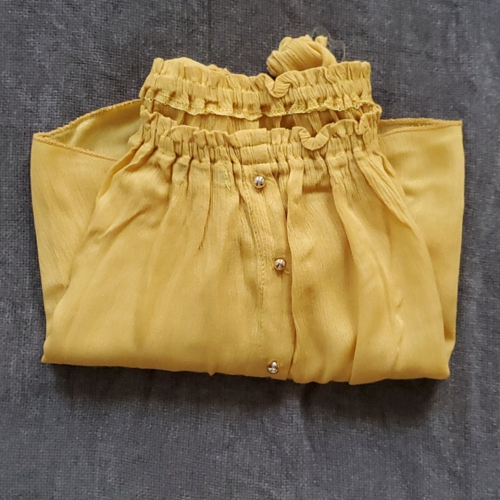 Off shoulder crop top imitation buttons